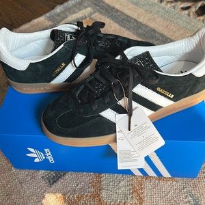 Adidas Gazelle men’s 7/women’s 8.5 - new in box with tags
